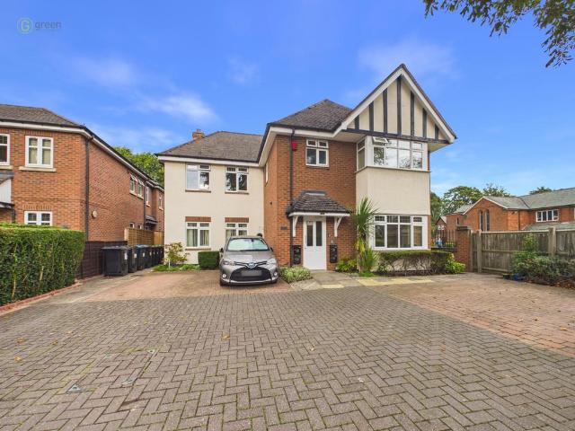 Flat for sale in Maney, Birmingham