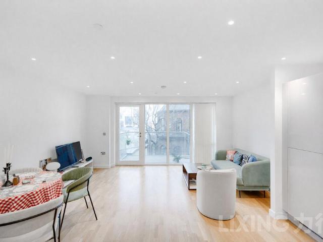 Flat for sale in Isle Of Dogs, Isle Of Man