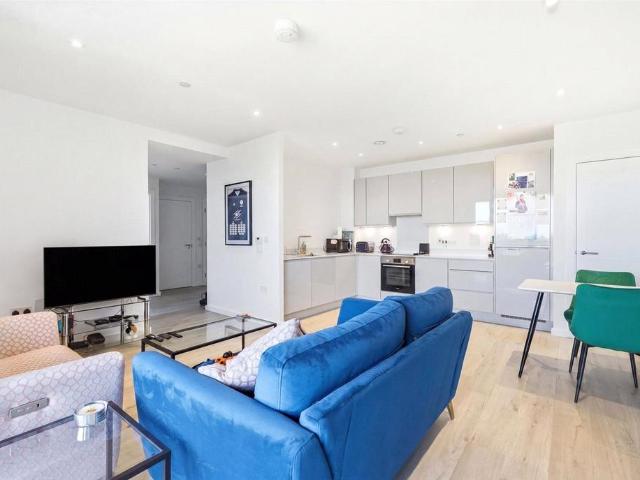 Flat for sale in Reach, Greater London