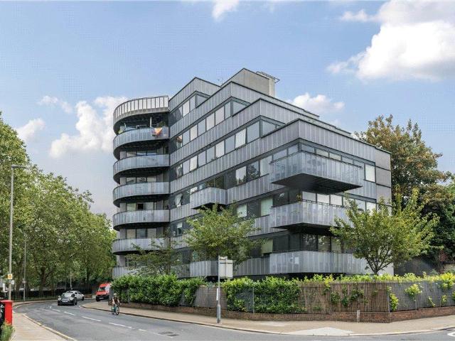 Flat for sale in Clapham Junction, Greater London