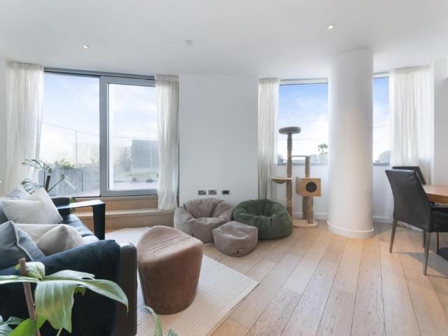 Flat for sale in Limehouse, Greater London