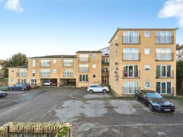 Flat for sale in Lessness Heath, Greater London