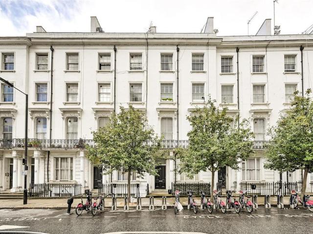 Flat for sale in Bayswater, Greater London
