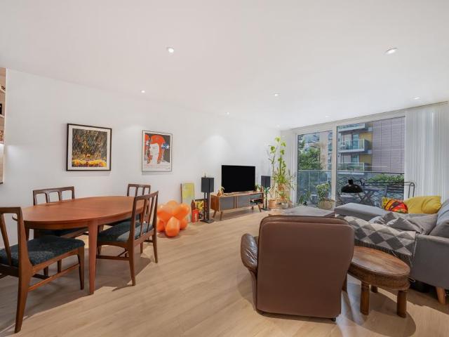 Flat for sale in Woodberry Down, Stamford Hill
