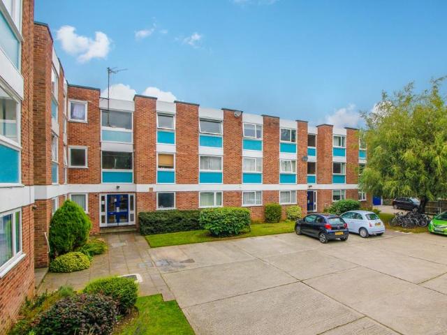 Flat for sale in Osney, The Slade