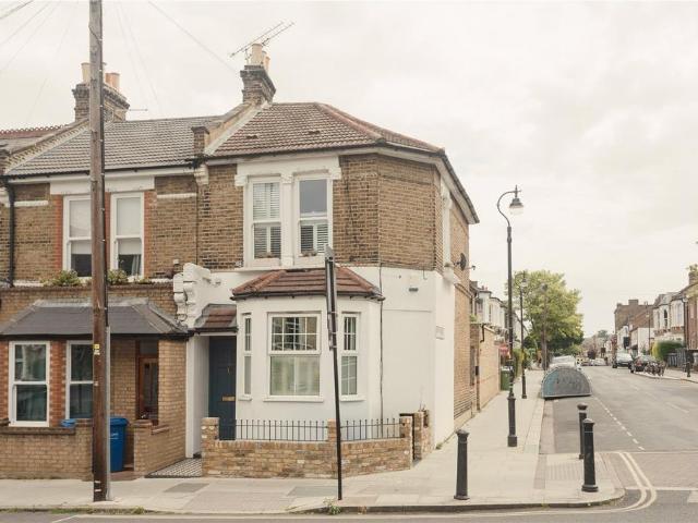 Flat for sale in London Borough of Southwark, Greater London