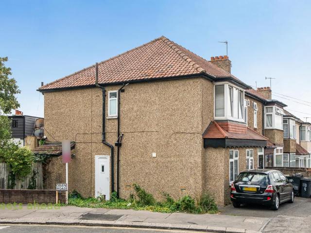 Flat for sale in London Borough of Croydon, Thornton Heath