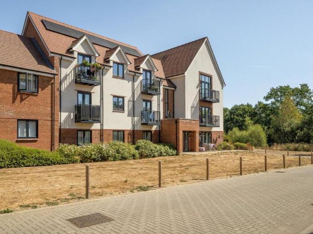 Flat for sale in Finchampstead