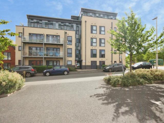 Flat for sale in Milverton, Warwick