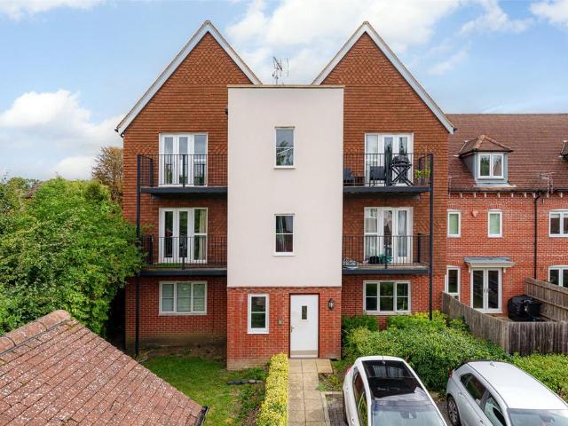 Flat for sale in Emmbrook, Wokingham