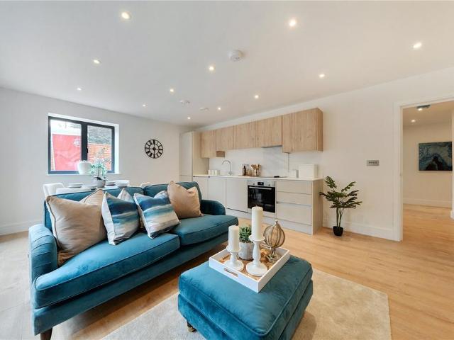 Flat for sale in London Borough of Ealing, Greater London