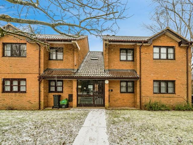 Flat for sale in Burnham, Swallow