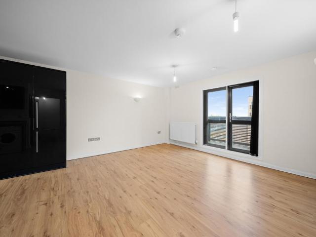 Flat for sale in London Borough of Ealing, Cat Hill