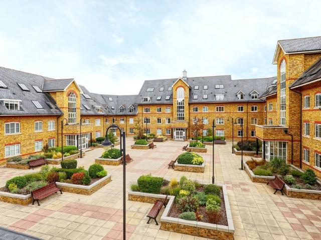 Flat for sale in Kings Hill, Colliers End