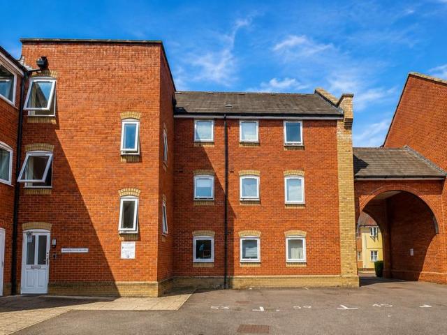 Flat for sale in Hythe, Fordham Heath