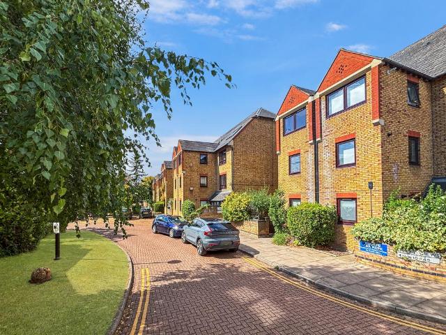 Flat for sale in Arbury, Cambridgeshire