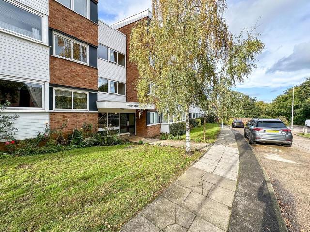 Flat for sale in Snaresbrook, Greater London