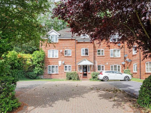Flat for sale in London Borough of Hounslow, Greater London