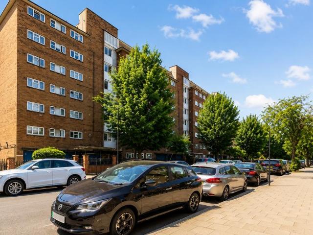 Flat for sale in Stockwell, Greater London