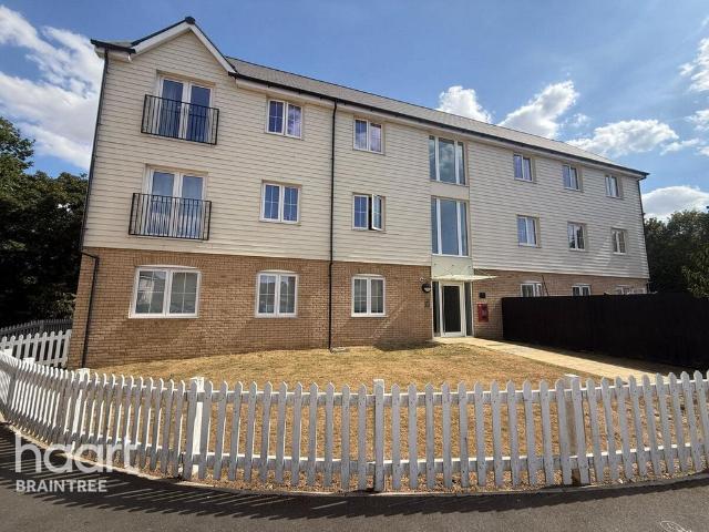 Flat for sale in Chipping Hill, Essex