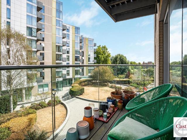 Flat for sale in Stamford Hill, Greater London