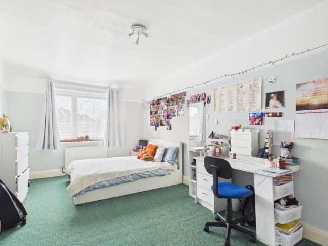 Flat for sale in Staines, Surrey