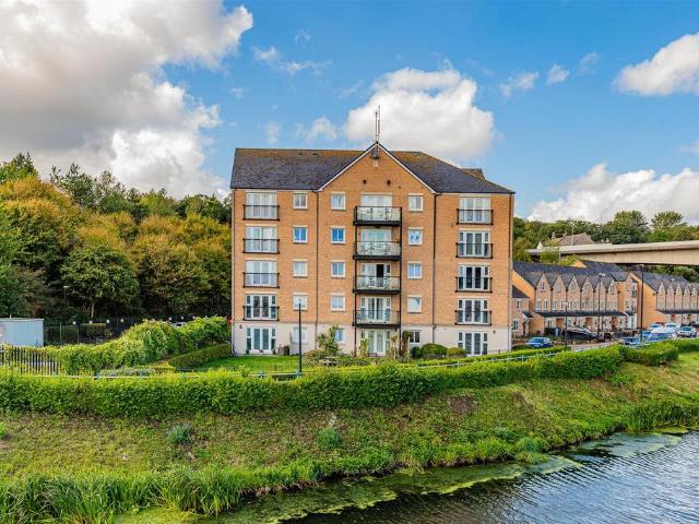 Flat for sale in Penarth, Wales