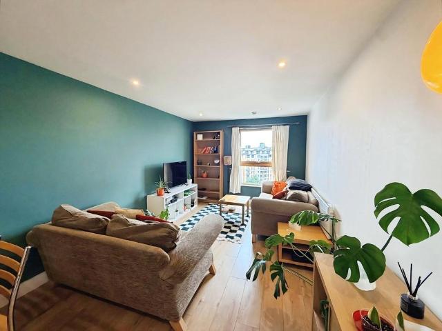 Flat for sale in Richmond Hill, West Yorkshire