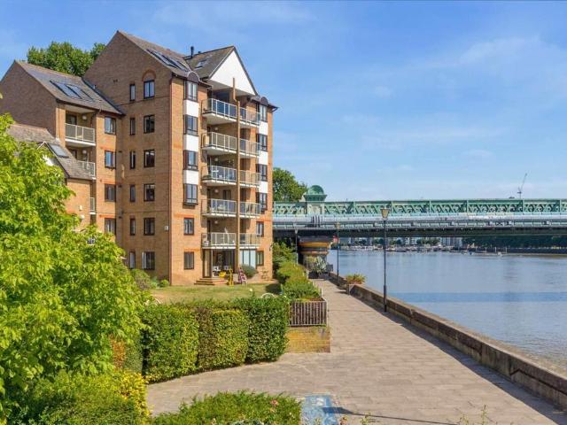 Flat for sale in London Borough of Hammersmith and Fulham, Greater London