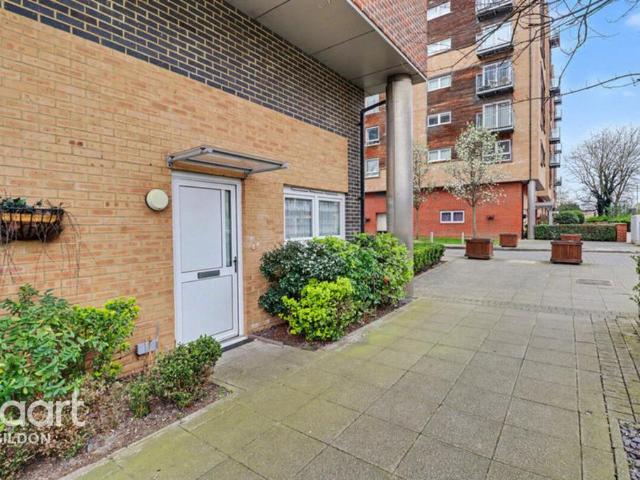 Flat for sale in Lee Chapel, Essex