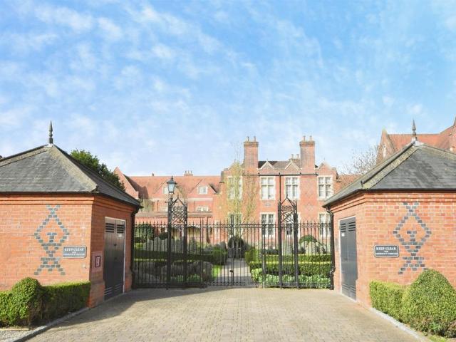 Flat for sale in The Galleries, Navestock Side
