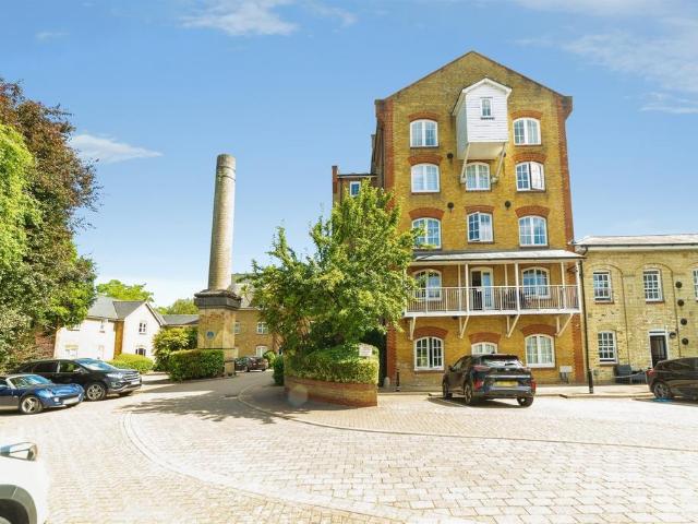 Flat for sale in Hertford, Colliers End