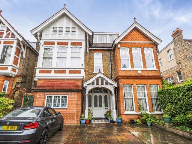 Flat for sale in London Borough of Ealing, Park Royal