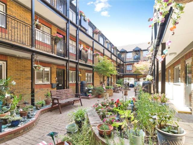 Flat for sale in Longlands, Greater London