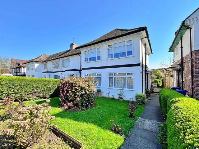 Flat for sale in London Borough of Ealing, Greenford