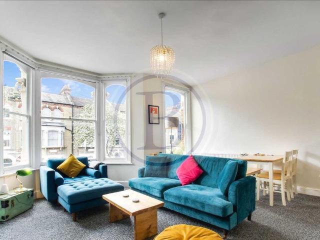 Flat for sale in Holloway, Greater London