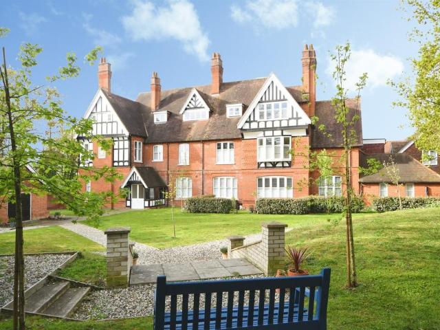 Flat for sale in Chipping Hill, Essex