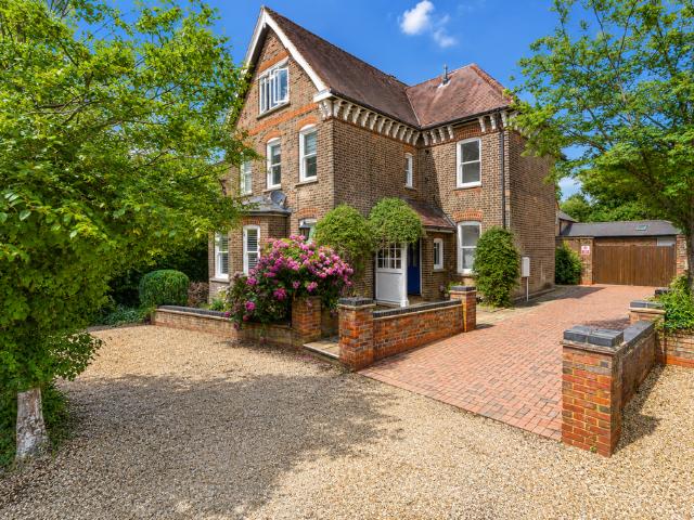 Flat for sale in Hatching Green, Five Acres