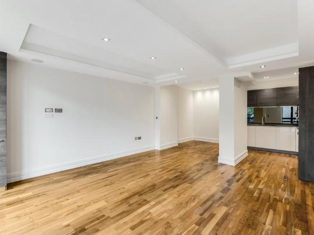 Flat for sale in Golders Green, Greater London