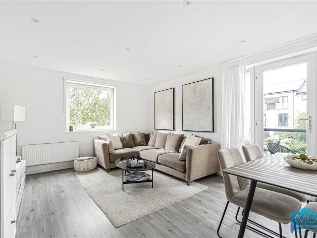 Flat for sale in Ridgemont, Greater London