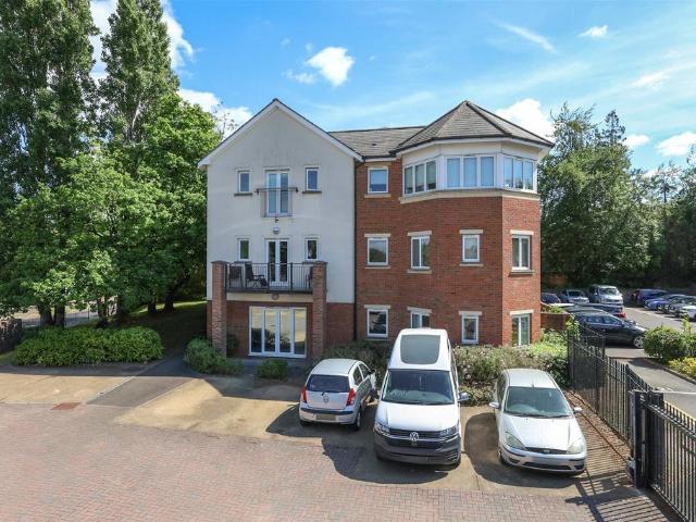 Flat for sale in Pachesham Park, Surrey