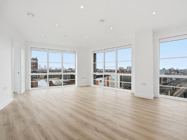 Flat for sale in London Borough of Tower Hamlets, Greater London
