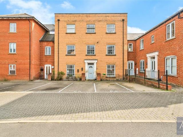 Flat for sale in Buckingham, Buckinghamshire