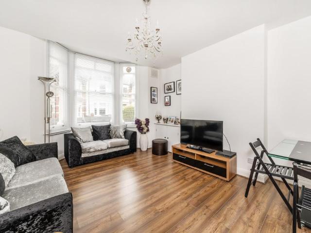 Flat for sale in Harlesden, Greater London