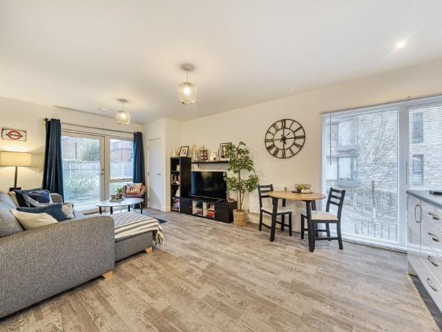 Flat for sale in London Borough of Merton, Collier's Wood