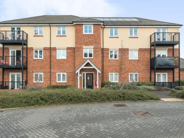 Flat for sale in Emmbrook, Wokingham