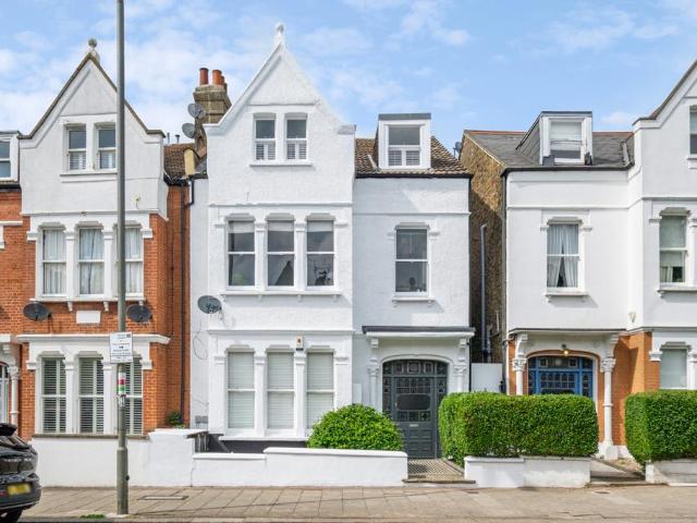 Flat for sale in Balham, Greater London