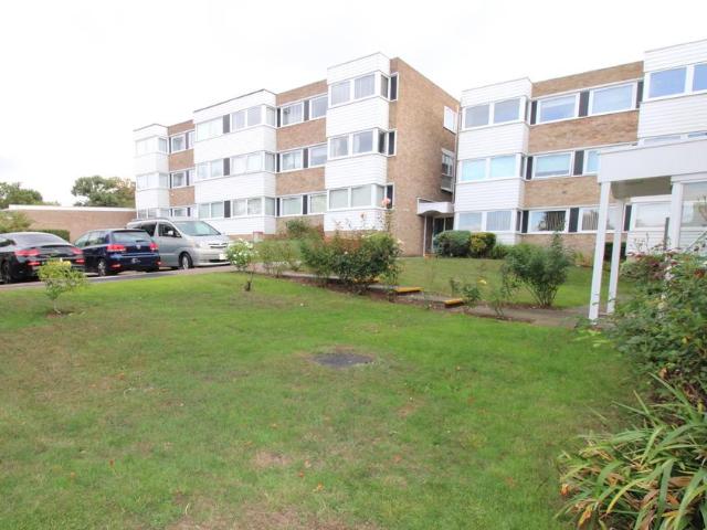 Flat for sale in Upminster Bridge, Greater London