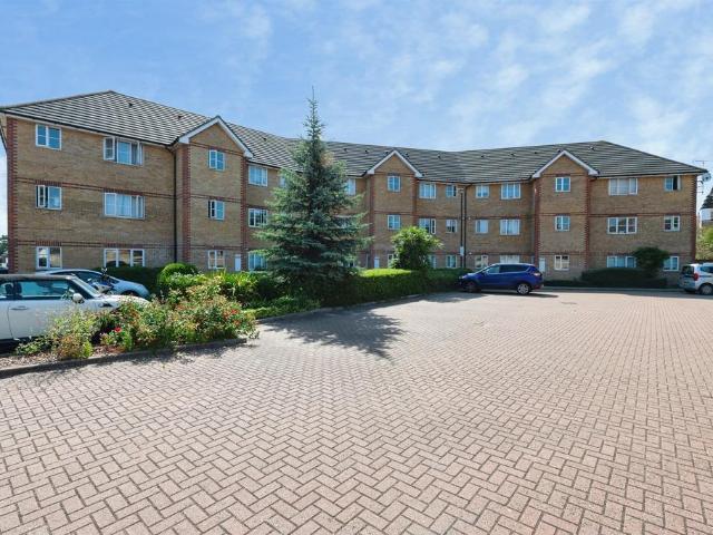 Flat for sale in Grays, Essex
