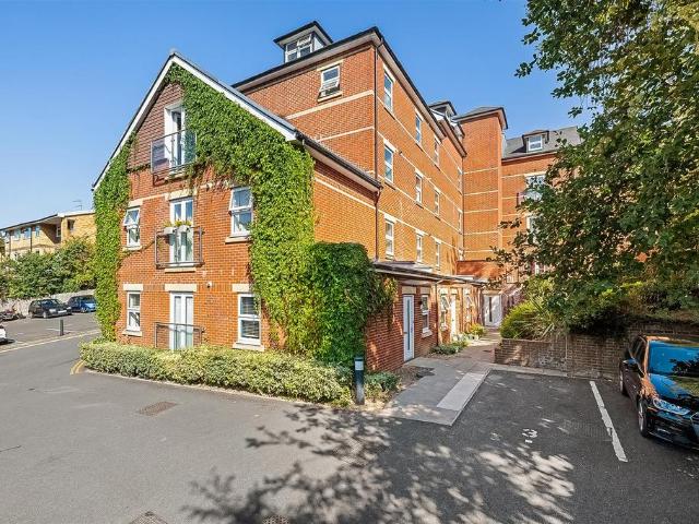 Flat for sale in Hillview, Surrey